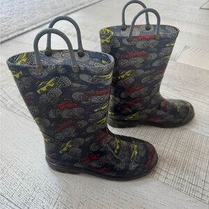 Kids rain boots
Size 13/1 monster truck print